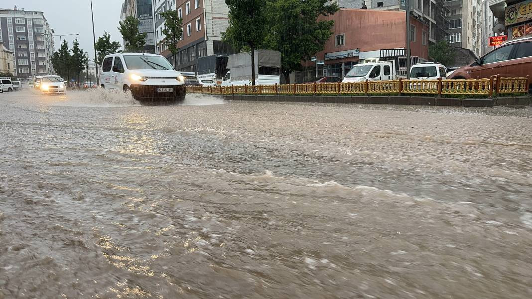 Erzurum'u sağanak vurdu! Evleri su bastı araçlar yolda mahsur kaldı - Resim: 4